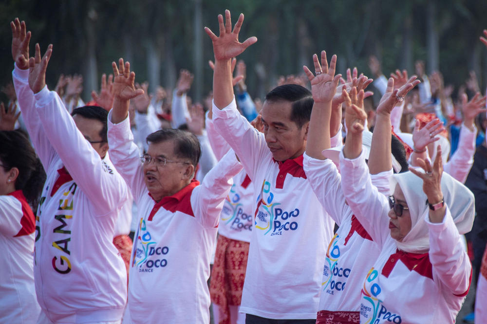 I PREDSEDNIK INDONEZIJE IGRA ZA GINISA: 60.000 ljudi na ulici i oko 120.000 zatvorenika igra čuveni poko-poko ples! (FOTO)