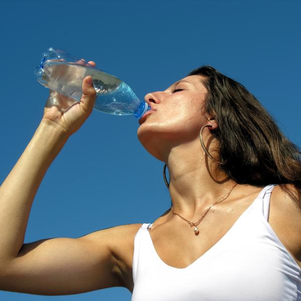 Попейте холодной воды. Картинка жаждущей женщины. Оля пьет холодную воду. Черемоша пьют холодную воду. Девушка пьет ледяную воду.