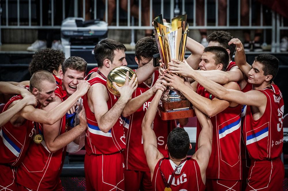 DECA ODRŽALA LEKCIJU: Pogledajte kako su košarkaši iz Crne Gore slavili titulu Srbije na Evropskom prvenstvu (VIDEO)