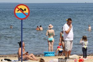 BEŽALI OD VRUĆINE, STRADALI U VODI: Na poljskim plažama za vikend se utopilo 30 ljudi