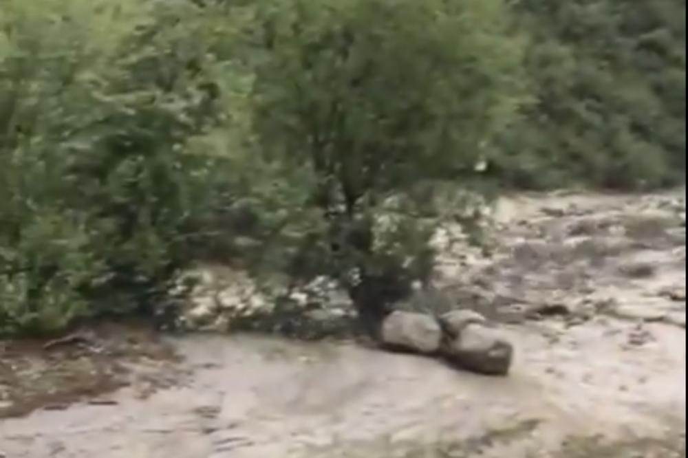 EVAKUISANA DOLINA FERET U ITALIJI ZBOG VELIKOG KLIZIŠTA: Nastradao bračni par koji je bio zarobljen u kolima (VIDEO)