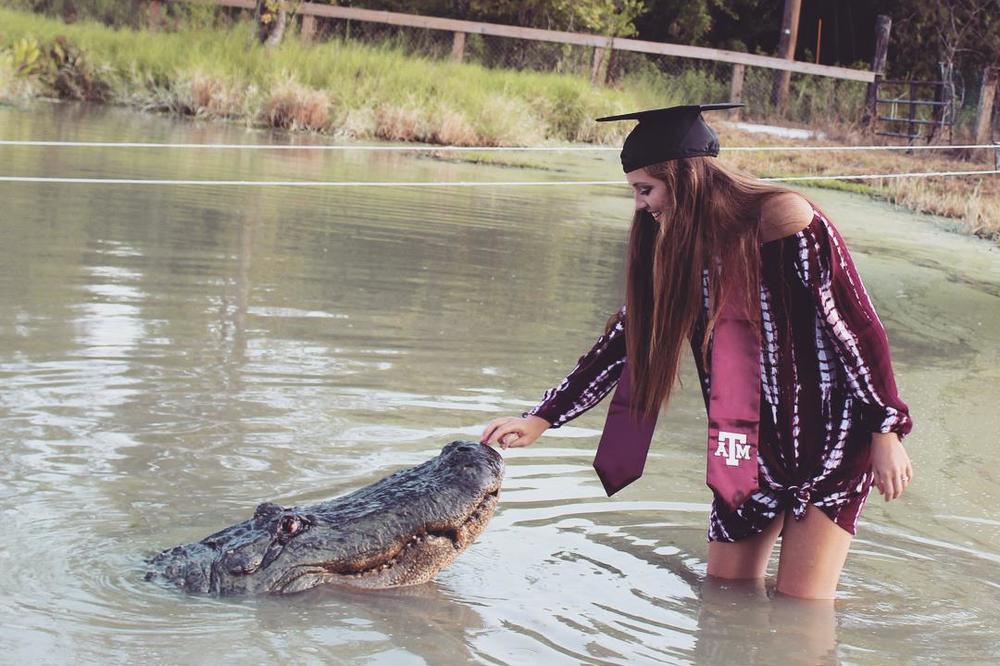 NAJLUĐE DIPLOMSKE FOTOGRAFIJE: Studentkinja iz Teksasa proslavlja diplomu sa džinovskim aligatorom! Evo zašto joj se svi dive! (FOTO)