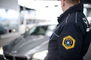 DALI MALOLETNICI DA VOZI MARICU DOK SU SE OPIJALI: Tri slovenačka policajca dobila otkaz i to zbog OVOG SNIMKA! (VIDEO)