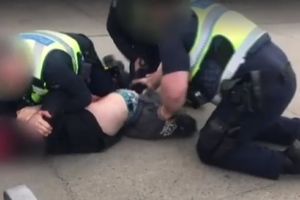 AUSTRALIJANAC DOBIO EPILEPTIČNI NAPAD NA ULICI: Policija počela da ga hapsi, pa je završio sa FRAKTUROM LOBANJE (VIDEO)