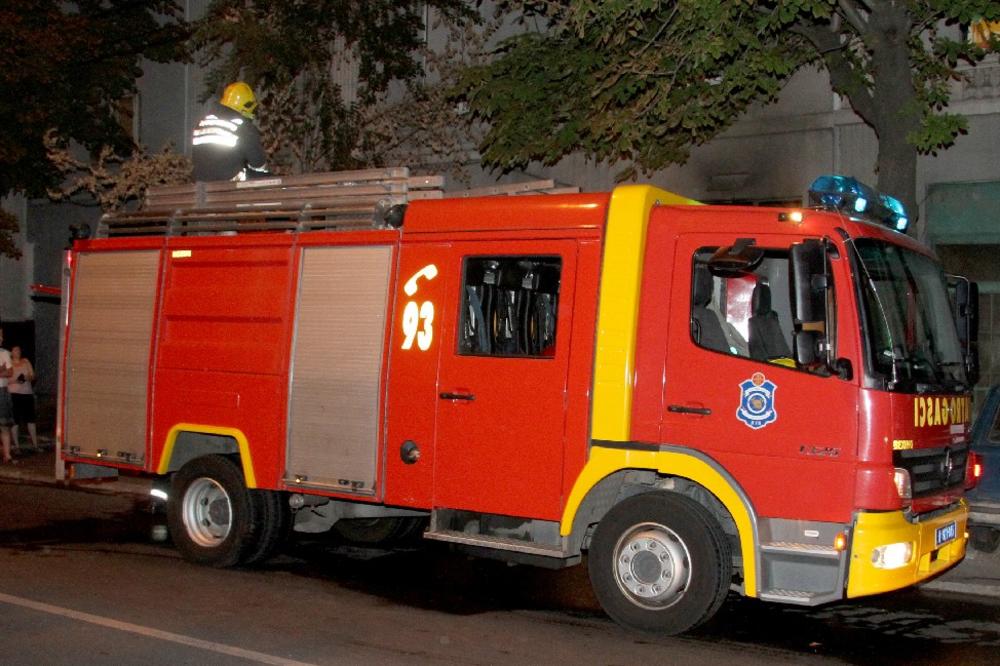 TRAGEDIJA U ZEMUN POLJU: Muškarac nastradao u požaru, komšije spasle troje dece