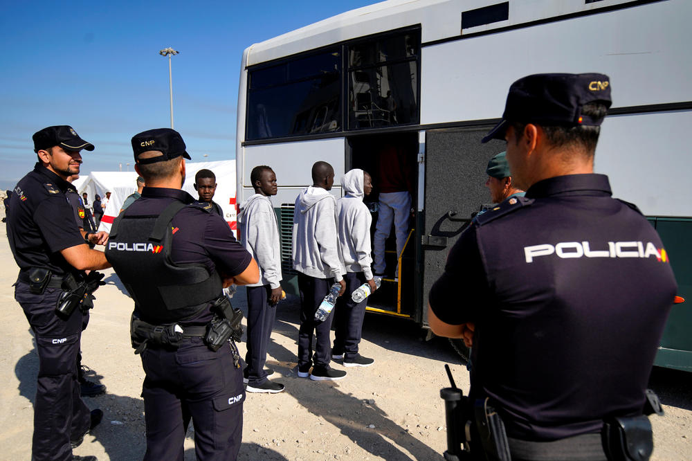 BEZ DOBRODOŠLICE ZA NOVE MIGRANTE: U Španiju stigle izbeglice iz Afrike, ali i nove mere prema spasenima na moru!