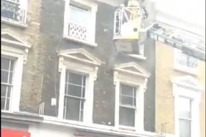 VELIKI POŽAR U LONDONU: Gori četvorospratnica, 70 vatrogasaca na terenu (VIDEO)