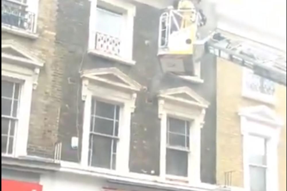 VELIKI POŽAR U LONDONU: Gori četvorospratnica, 70 vatrogasaca na terenu (VIDEO)
