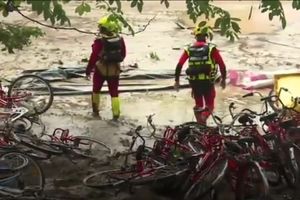 HOROR NA JUGU FRANCUSKE: Poplave uništile sve kuda su protutnjale, 1.600 kampera morali da EVAKUIŠU HELIKOPTERIMA (VIDEO)