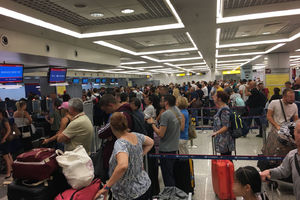 NORMALIZOVAN SAOBRAĆAJ NA AERODROMU NIKOLA TESLA: Putnici satima stajali pred šalterima, avioni čekali na pisti! DVA SATA SAM ČEKALA U AVIONU, A ONDA SU NAS IZBACILI! (FOTO)