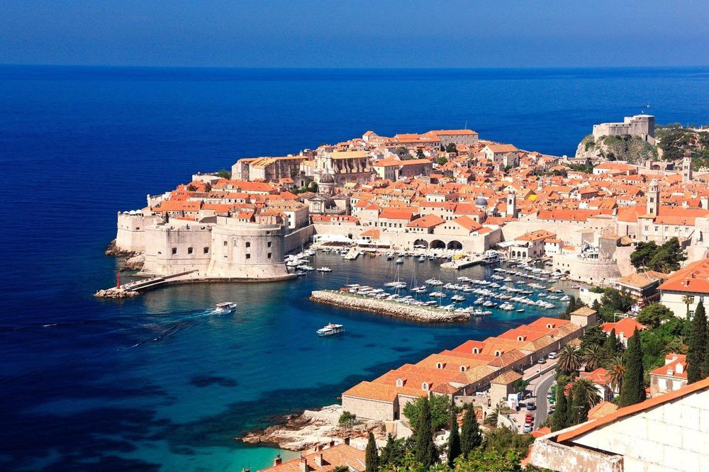 MOŽE LI BITI ODVRATNIJE? FEKALIJE PLIVAJU HRVATSKIM MOREM: Braon tečnost u Dubrovniku direktno se izlila u morsku vodu (VIDEO)
