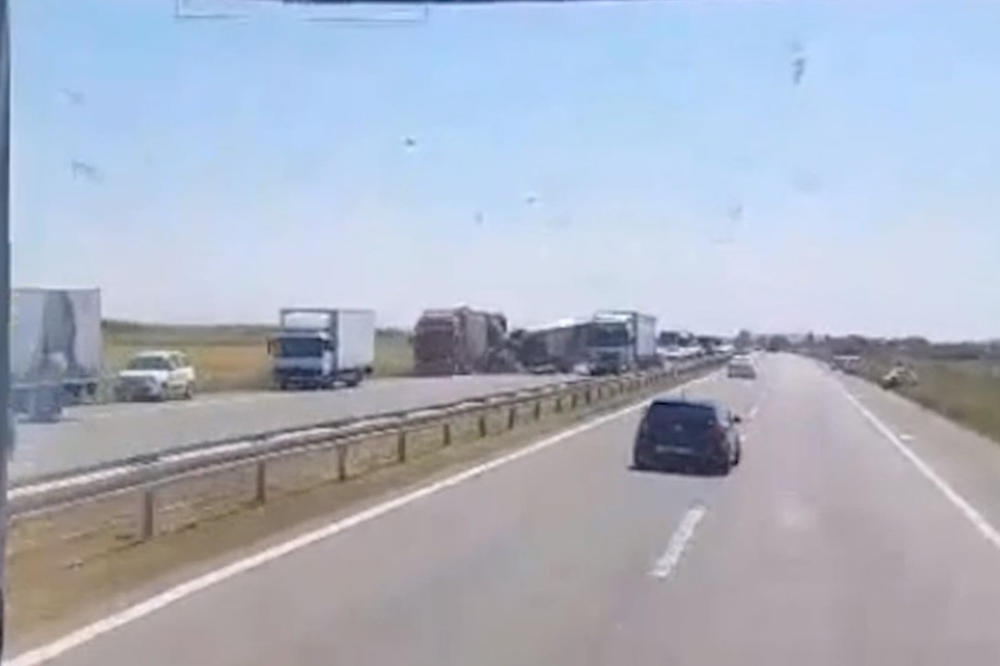 FORMIRANA KOLONA DUGA 5 KILOMETARA: Sudar 2 kamiona i automobila kod Šimanovaca, ima povređenih (VIDEO)