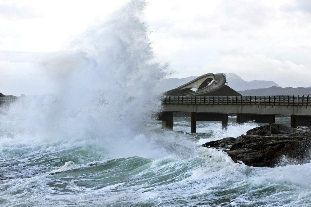 ŠIROM EVROPE ALARMI UPOZORENJA: Oluje, poplave i klizišta! Automobili ne prelaze mostove na Severnom moru, brodovi ne plove!
