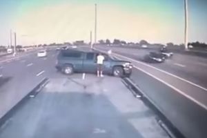NIKO NE ZNA KAKO SU OVO PREŽIVELI: Auto im se razbio u deliće posle stravičnog sudara, a oni išetali bez ijedne ogrebotine (VIDEO)