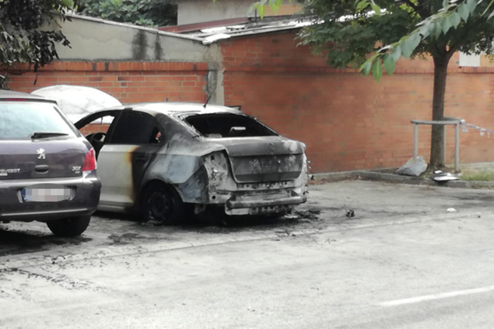 HAOS U NOVOM SADU: Policijski automobil zapaljen na parkingu! (FOTO)