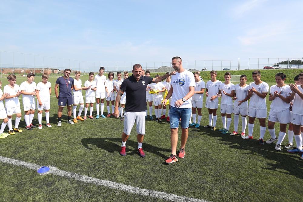 ZBOG DEKIJA JE POČEO DA IGRA FUDBAL, A ŠAMPION SVETA POSTAO JE U - KOŠARCI! Evo kako se završio duel dva Dejana na fudbalskom i košarkaškom terenu! (FOTO)