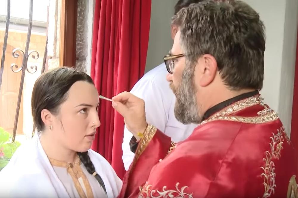 AUSTRALIJANKA HELEN SE ZALJUBILA U MOMKA IZ BITOLJA, PA ODLUČILA DA PREĐE U PRAVOSLAVLJE: Krstila se na Ohridu i dobila novo ime (VIDEO)