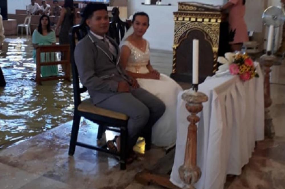 VENČALI SE U VODI DO KOLENA: Stravične kiše potopile crkvu, ali nisu hteli da otkažu svadbu ni po koju cenu! (VIDEO)