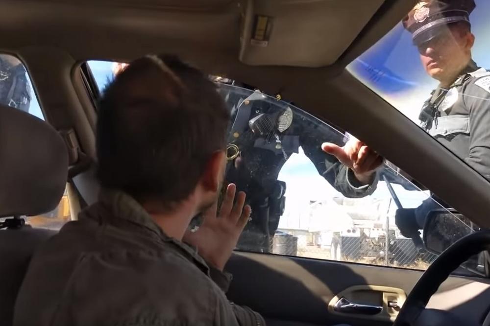 POLICIJSKA BRUTALNOST ZGROZILA SVE: Vozaču razbili prozor i izvukli ga na silu zbog pojasa?! (VIDEO)