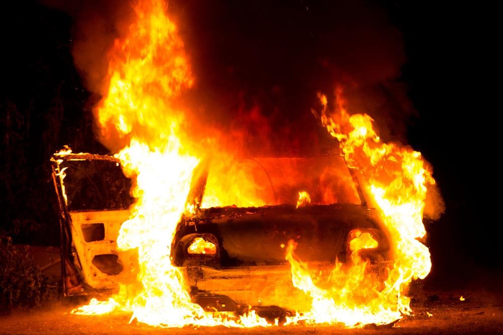 kola, vatra, paljevina, gori vatra, zapaljena kola, zapaljen auto, gori auto