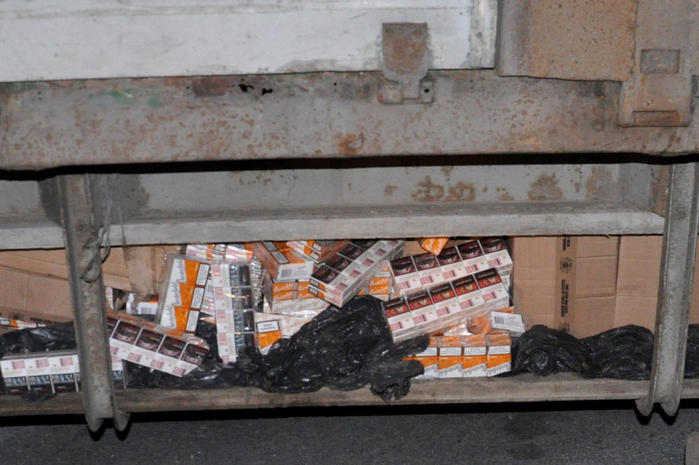 UHAPŠEN NOVOPAZARAC ZBOG ŠVERCA CIGARETA: Našli mu oko 10.000 paklica u prikolici kamiona (FOTO)