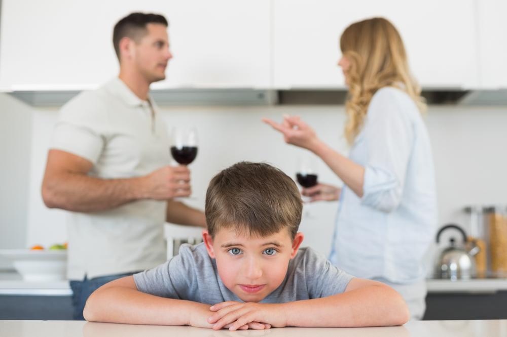 DECA ALKOHOLIČARA NEMAJU DETINJSTVO: Razlikuju se od one u normalnim porodicama, a evo šta sve TRPE!