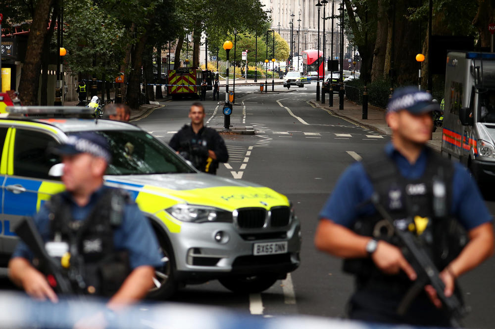 TERORISTIČKI NAPAD U LONDONU: Kolima se zakucao u zgradu britanskog parlamenta! Povređeni pešaci! Vozač UHAPŠEN! (FOTO, VIDEO UŽIVO)