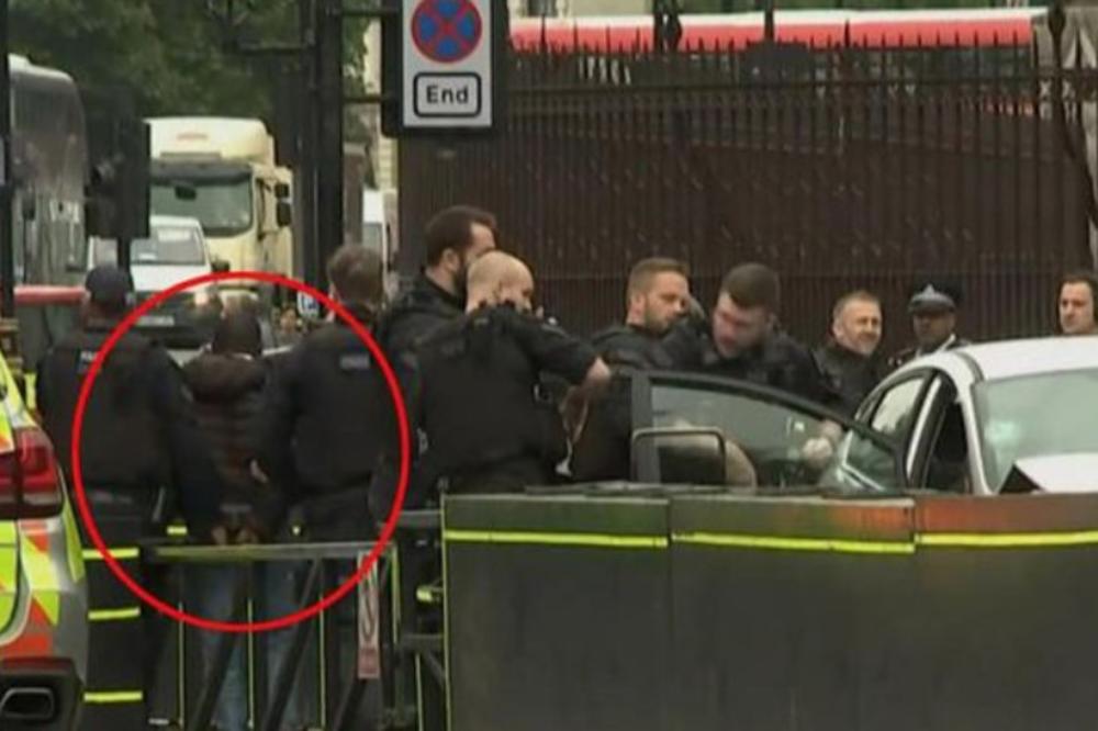 OVAKO HAPSI LONDONSKA POLICIJA: Prišli vozaču koji se zakucao u parlament, opkolili ga, pa izvukli iz kola! (VIDEO)