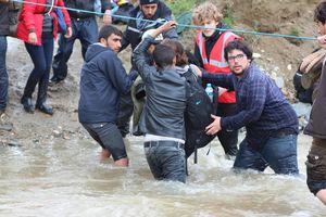 KRAJ MIGRANTSKE DRAME NA DRINI: 15 ilegalnih migranata zaglavljenih nasred reke vraćeni u Srbiju
