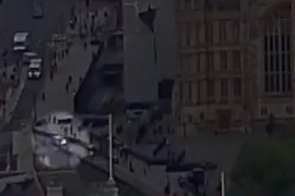 DAO GAS, PROBIO BARIJERU I ULETEO MEĐU PEŠAKE: Novi snimak pokazuje tačan trenutak napada u Londonu (VIDEO)