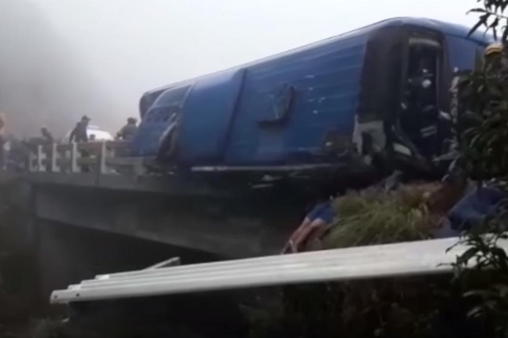 NAJMANJE 23 MRTVIH U STRAVIČNOM SUDARU U EKVADORU: Autobus udario u drugo vozilo na opasnoj krivini (VIDEO)