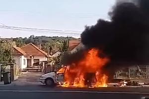 BUKTINJA NA OBRENOVAČKOM PUTU! Vozač se čudom spasio iz automobila koji se IZNENADA zapalio! (VIDEO)