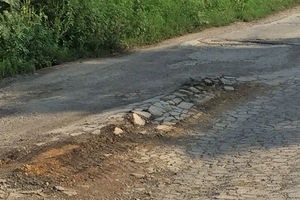 PREKA KALDRMA PUNA RUPA KO ŠVAJCARSKI SIR: Sremci muče muku sa putem između Ašanje i Deča (FOTO)