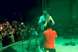 AKO TE PITAJU, MOJA LJUBAVI: Romantična prosidba na koncertu Petra Graše u Makarskoj! Mladić izveo devojku na binu i RASPLAKAO SVE (VIDEO)