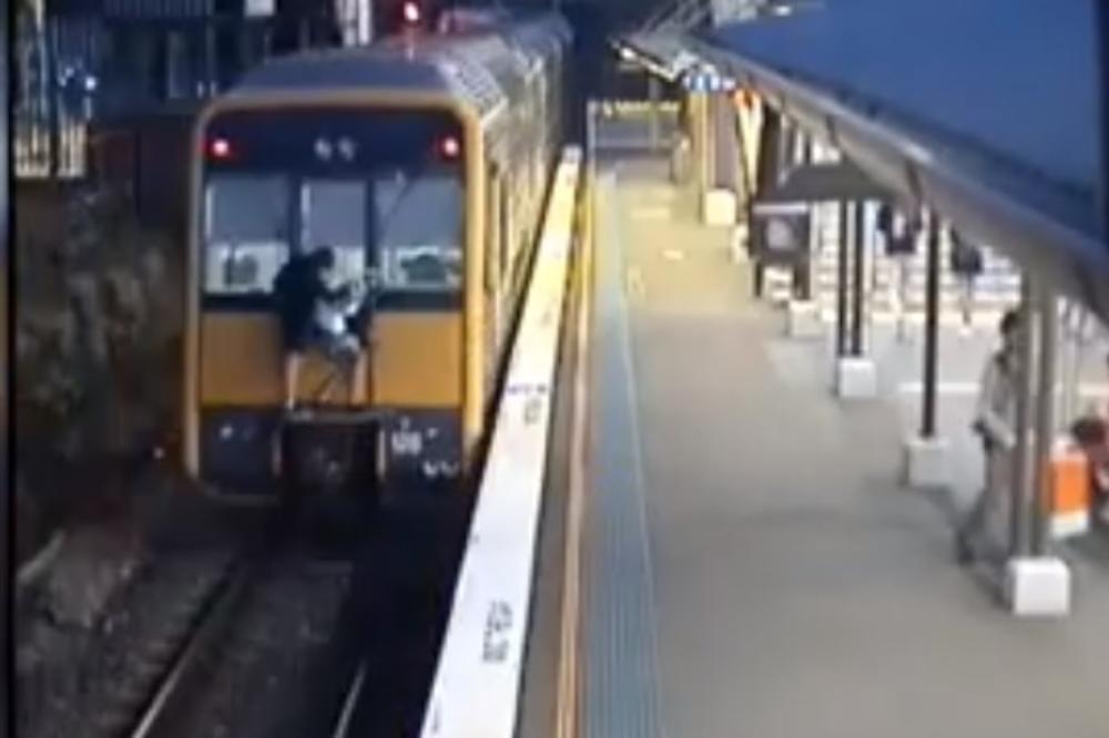 SMRTONOSNI IZAZOV ZALUDEO TINEJDŽERE: Australijanci u metrou izvode vratolomije, policija nemoćna da ih zaustavi (VIDEO)