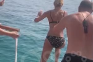 RAMUŠU RAVNO SVE DO KOSOVA, BRIGA GA UŽIVA NA LUKSUZNOJ JAHTI: Odmara se sa ženom u Valoni na Jadranu, pa je iz zabave baca u more?! (VIDEO)