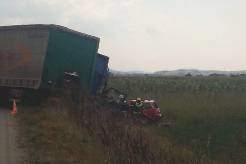 POGINULI OTAC I ĆERKA (8), MAJKA TEŠKO POVREĐENA: Teška saobraćajna nesreća kod Žitorađe! ŠLEPER IZGUBIO KONTROLU I UDARIO U AUTO