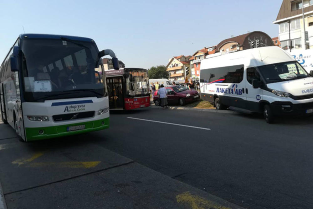 STAJALO CELO ŽARKOVO: Sudarili se putnički i autobus GSP, saobraćaj satima bio blokiran (FOTO)