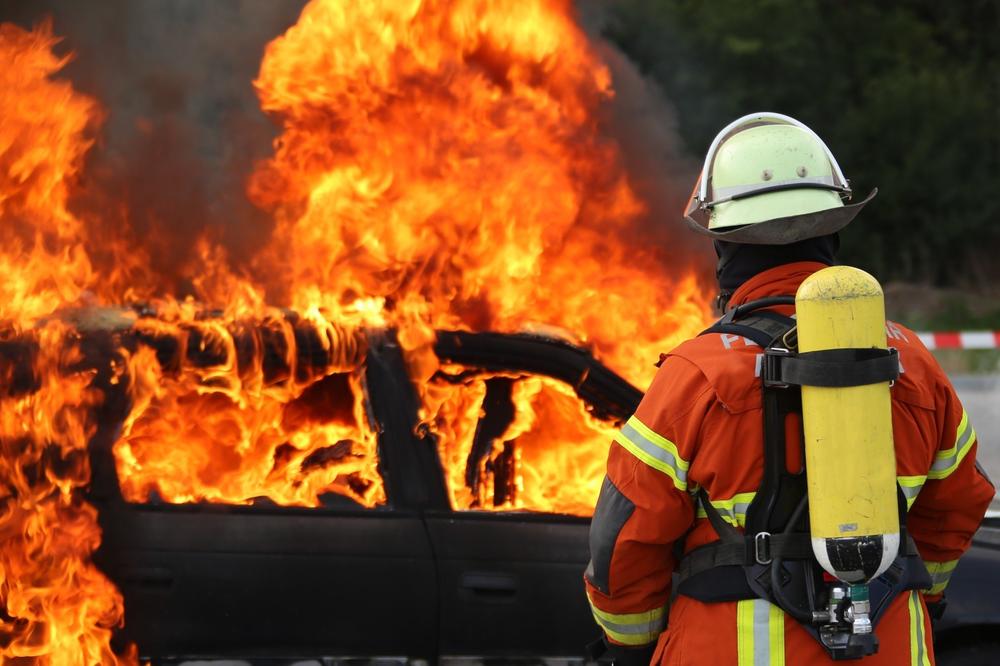 VELIKI POŽAR NA PUTU BAR-PETROVAC: Zapalio se automobil, pa onda i obližnje brdo