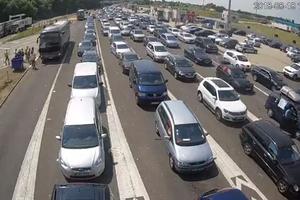 POGLEDAJTE KOLONE NA HORGOŠU I BATROVCIMA PO OVOJ VRUĆINI: Reka automobila satima čeka na ulazak u Mađarsku (VIDEO)