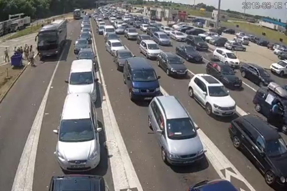 TURISTI SA ZAPADA MASOVNO SE VRAĆAJU KUĆI: Na Horgošu automobili čekaju do SAT, a šleperi do TRI