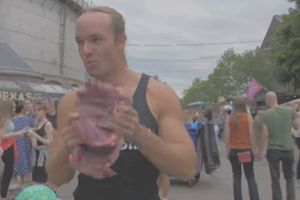 VEGANIMA PRESEO FESTIVAL: Holanđanin jeo krvavo meso, policija ga ZAMOLILA DA SE SKLONI (VIDEO)