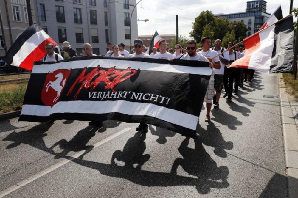 NEONACISTI MARŠIRALI U ČAST HITLEROVOG ZAMENIKA: Protivnika bilo dvostruko više, policija imala težak zadatak (FOTO)