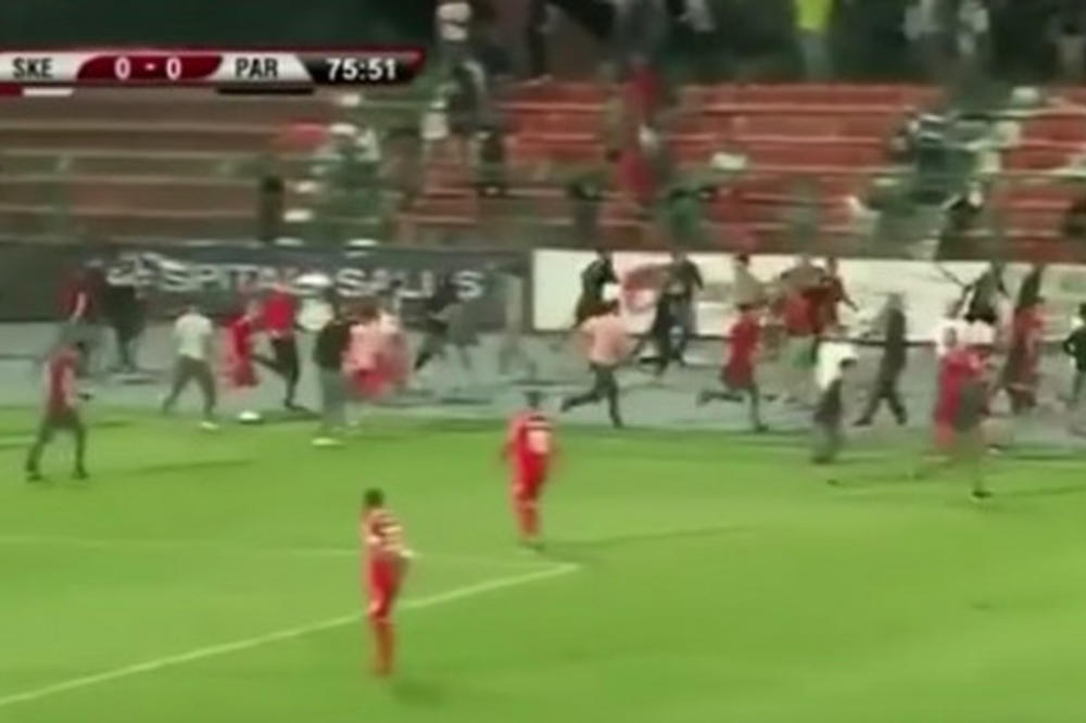 TOTALNI HAOS U ALBANIJI: Navijači se tukli na terenu, fudbaleri ostali u šoku (VIDEO)