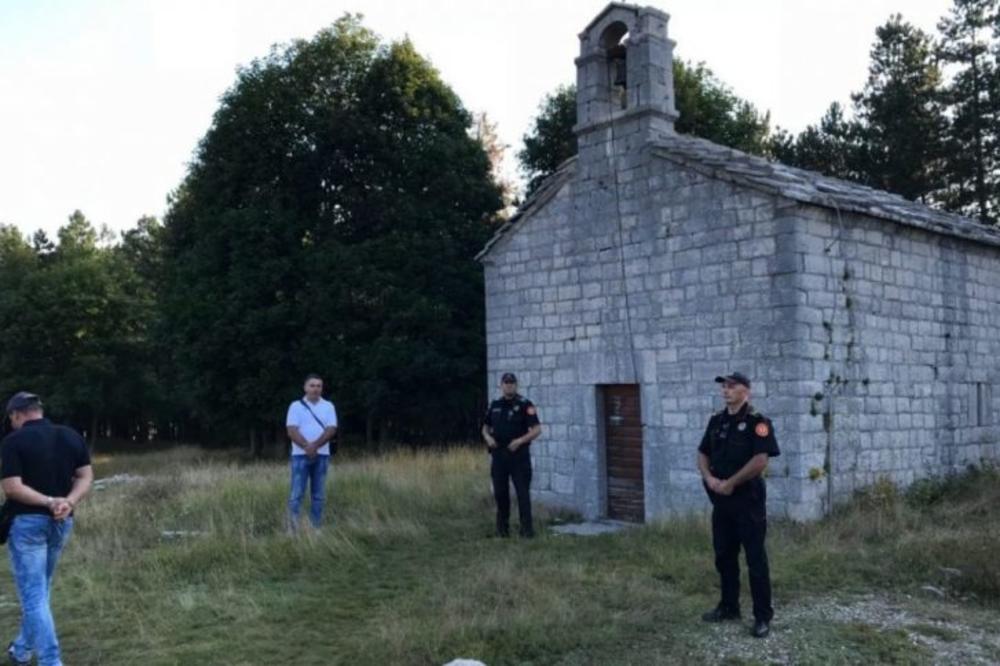 PENDRECIMA ZABRANILI LITURGIJU NA PREOBRAŽENJE: Crnogorska policija sprečila sveštenike SPC da služe u crkvi na Ivanovim koritima (FOTO)