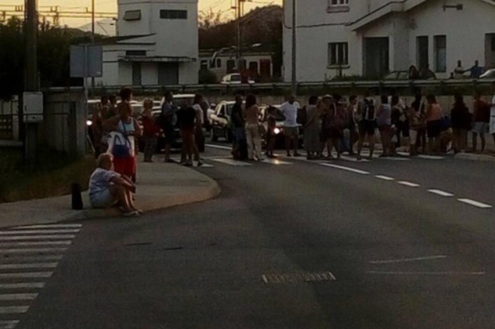 AGONIJA PUTNIKA U CRNOJ GORI: Voz stao zbog lopova, a nadležni za 400 ljudi poslali 1 autobus?! (FOTO)