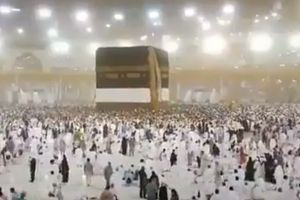 HODOČASNICI VIDELI VEOMA REDAK PRIZOR: Oluja u Meki podigla sa svetog kamena svileni pokrivač od 650 kilograma (FOTO, VIDEO)