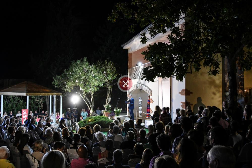 NOBELOVA NAGRADA U HERCEG NOVOM: Crnogorci prvi put videli najveće svetsko priznanje (FOTO)