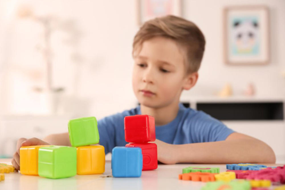 POGLEDAJTE KAKO DETE SLAŽE KOCKE: Ovo može biti znak da dete ima autizam!