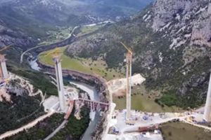 NEVIĐENO NA PROSTORU BIVŠE JUGOSLAVIJE: Kinezi u Crnoj Gori spajaju najviši most u regionu (VIDEO)